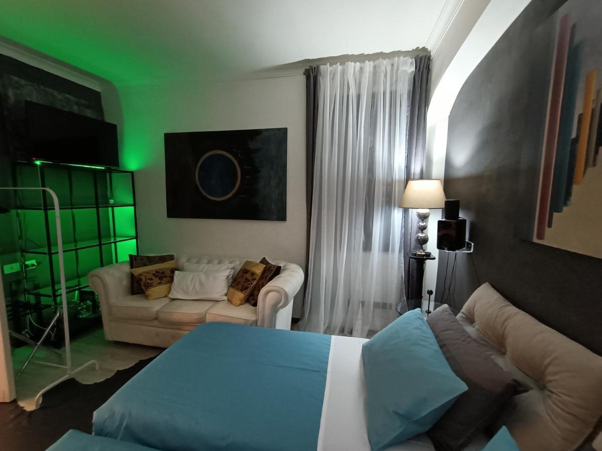 Spanish Steps Bedroom Roma