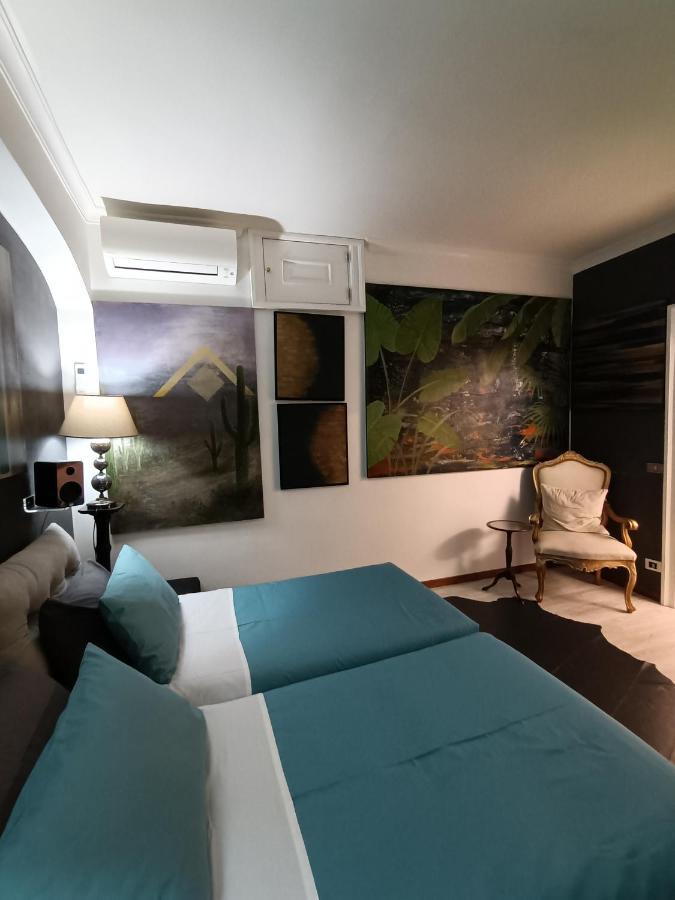 Spanish Steps Bedroom * Roma